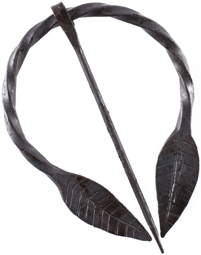 1431051915 – LARP Fibule Annulaire Motif Feuilles, forgée à la main.