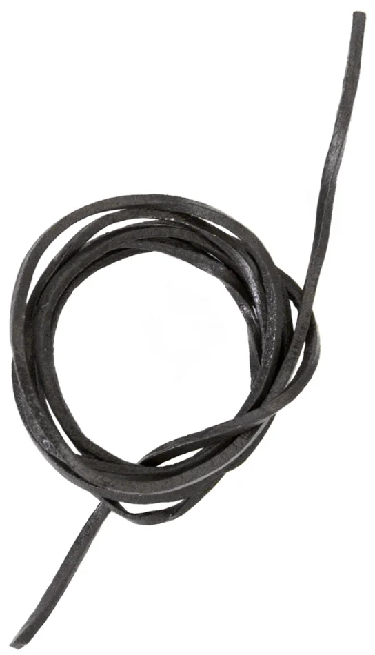1626021120 – LARP Lanière en cuir carrée noire 120 cm