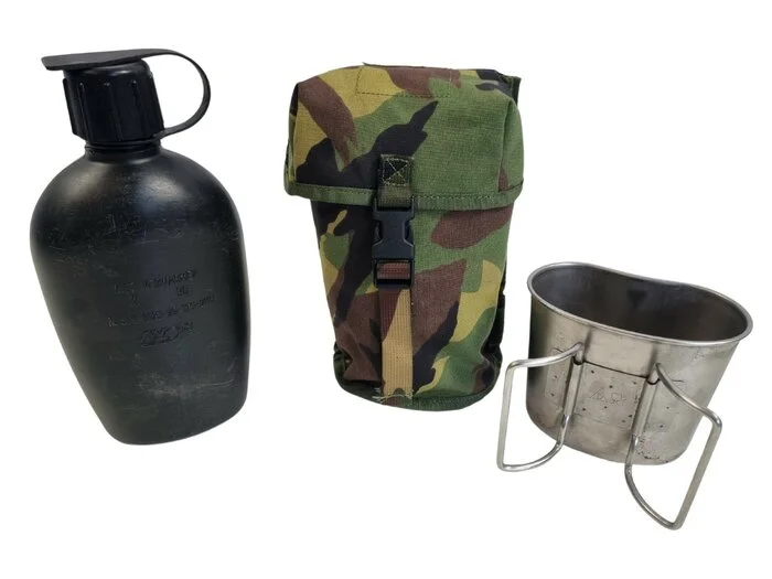 Cantine de l’armée néerlandaise Avond 1QT avec gobelet en acier inoxydable et pochette Molle DPM camo