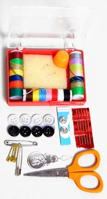 RL388205 – Coghlans sewing kit